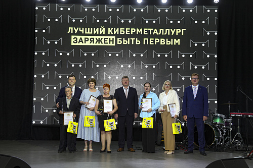 Директор компании CYBERSTEEL Алексей Дронов вручил награды победителям и наставникам регионального этапа чемпионата «Профессионалы»